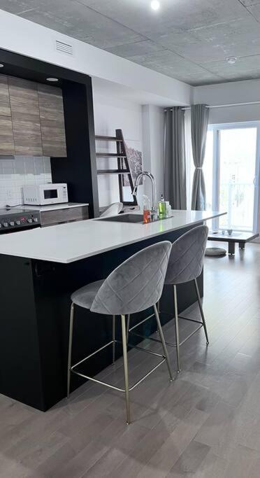 1 Min To Metro, New Condo, Lovely Cozy Studio Apartment Montreal